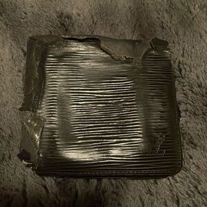 Louis Vuitton bi fold epi leather